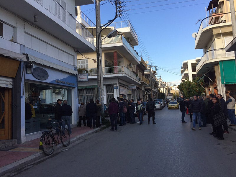 «Ο αστυνομικός ήταν γονατισμένος δίπλα στην κόρη του» – Συγκλονιστική μαρτυρία για το μακελειό στους Αγίους Αναργύρους
